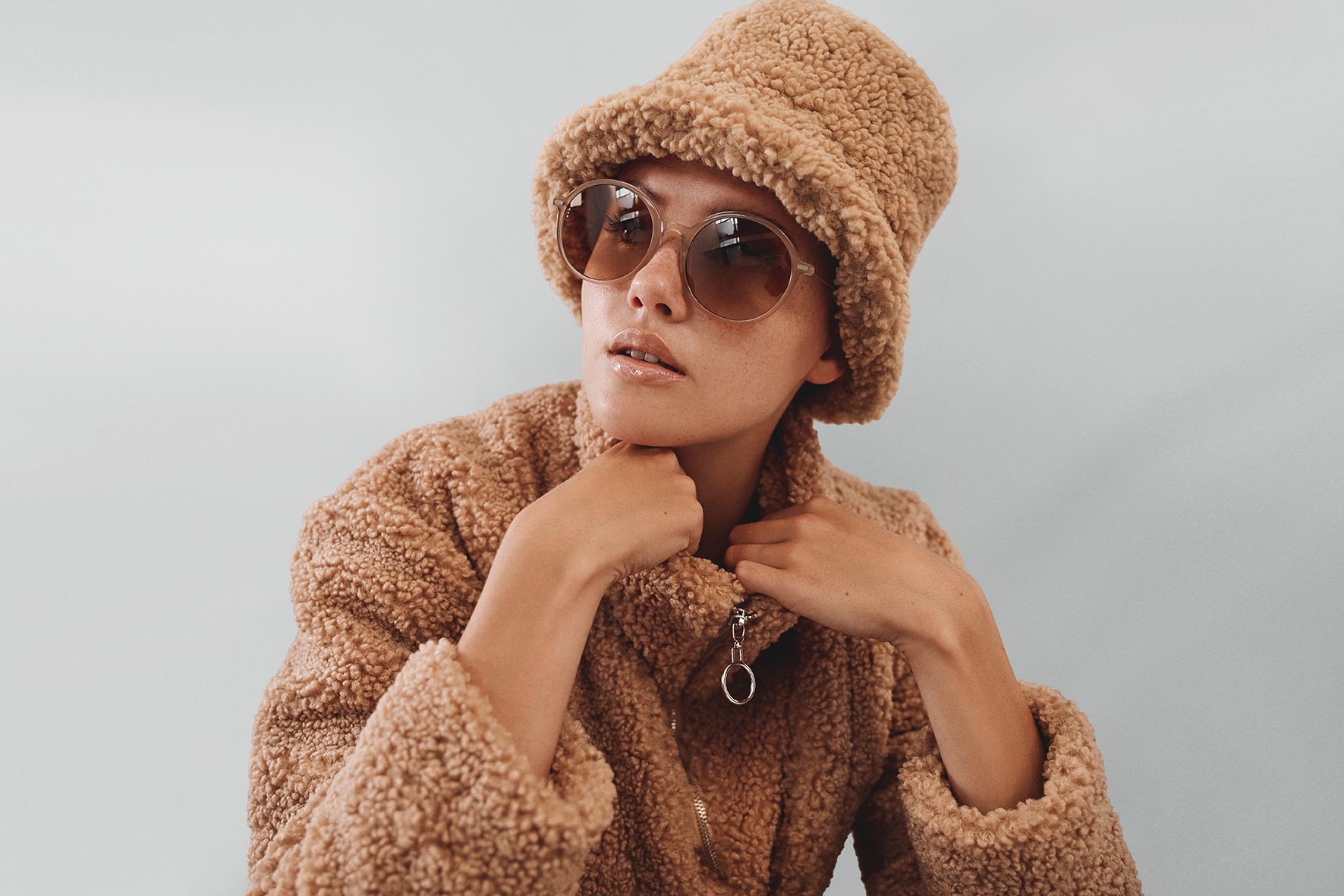 Modische Frau mit Sonnenbrille