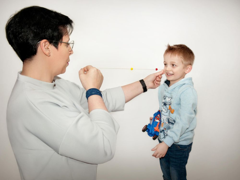 Frau und Kind beim Visualtraining