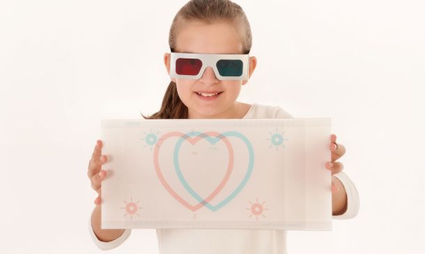 Mädchen zeigt 3D Bild