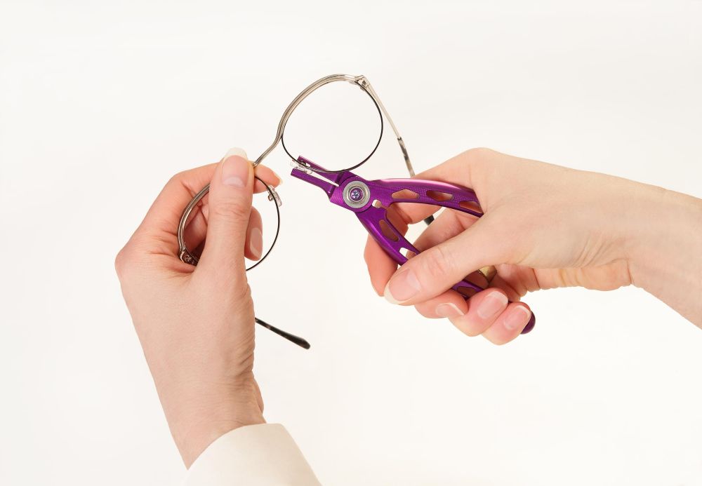 Frau repariert Brille